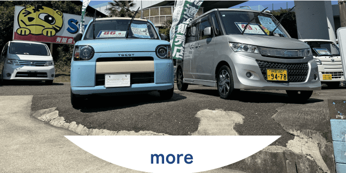 屋外展示場に停められた軽自動車2台、フロントガラスに販売価格の表示あり