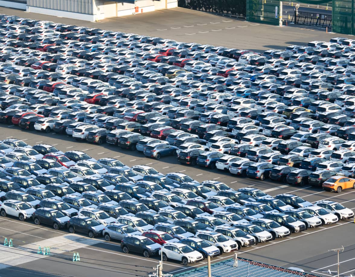 広い駐車場に多数の車が整然と並んでいる光景
