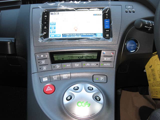 ハイブリッド車の中央操作部にあるタッチナビとデジタルエアコン操作盤。