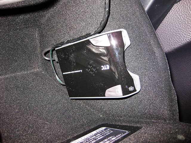 車内に取り付けられたETC車載器、ETCカードの挿入口が見える。