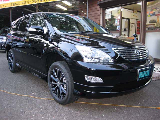 光沢のあるボディが特徴的なトヨタ製の黒い中古SUV。