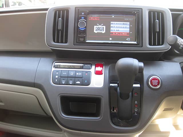 ナビ画面とシンプルな操作パネルが整然と並ぶ車内の中央コンソール。